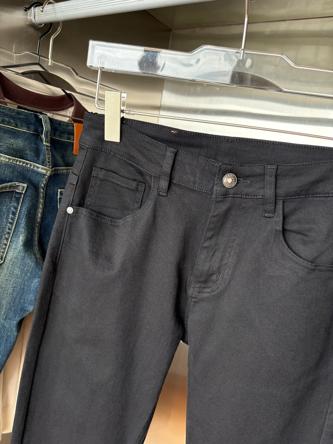 P240 A super stylish pair of jeans, customized original washed denim fabric, unique design, top-notch embroidered letter pattern logo, original hardware accessories decoration, an extremely outstanding pair of jeans, the materials and craftsmanship are extremely luxurious and exquisite, extremely high-grade, handsome and stylish upper body, recommended 👍, 005 code number: 29-38 but not 35; 37